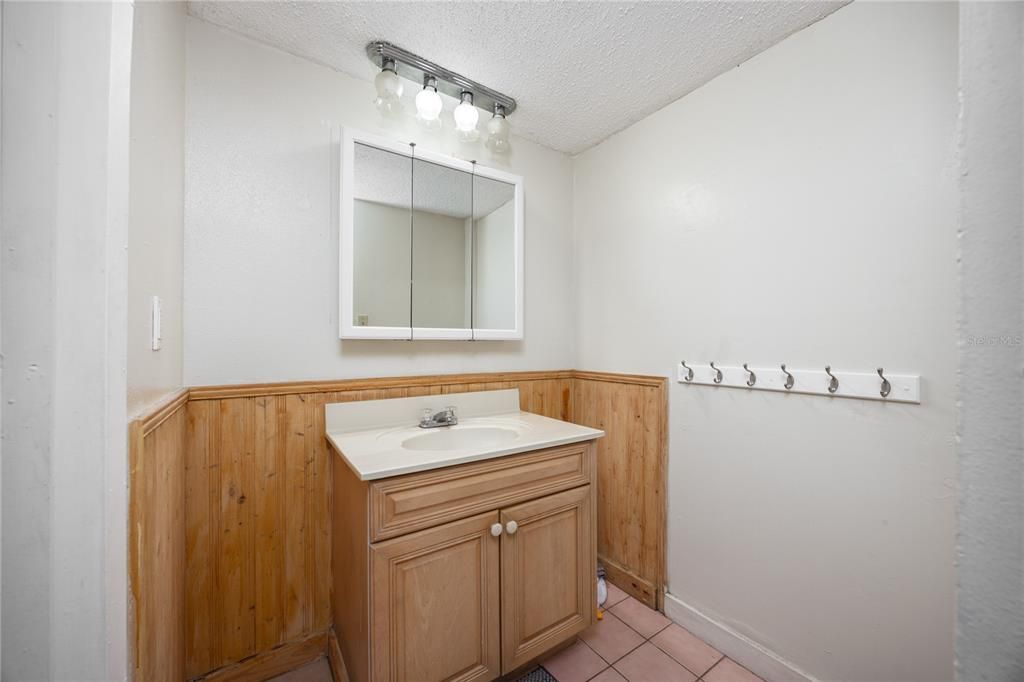 For Sale: $95,000 (2 beds, 1 baths, 876 Square Feet)