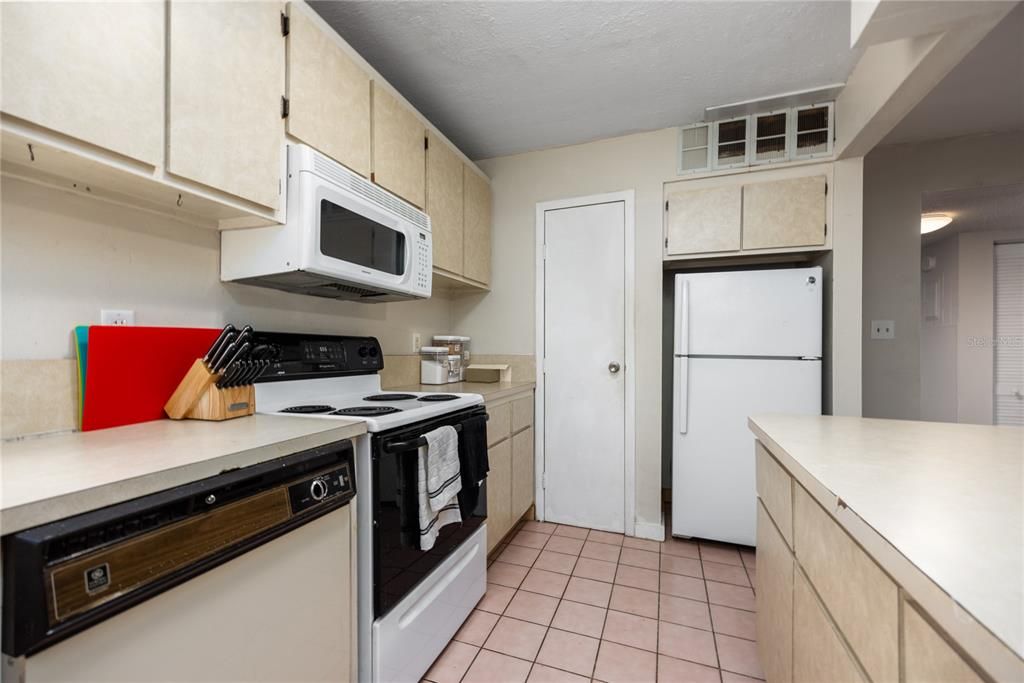 For Sale: $95,000 (2 beds, 1 baths, 876 Square Feet)