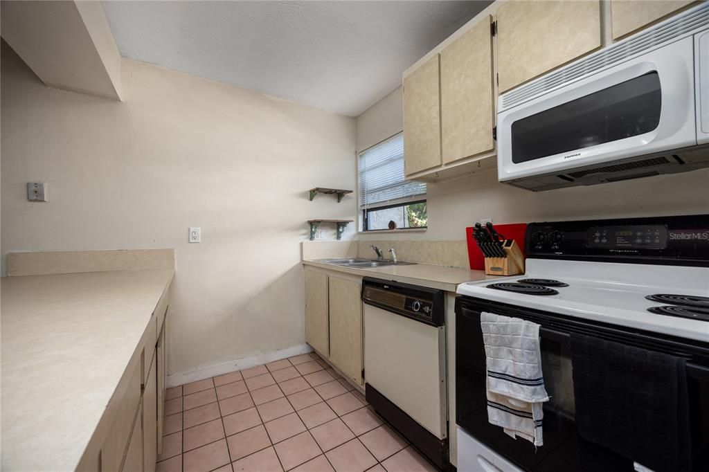 For Sale: $95,000 (2 beds, 1 baths, 876 Square Feet)