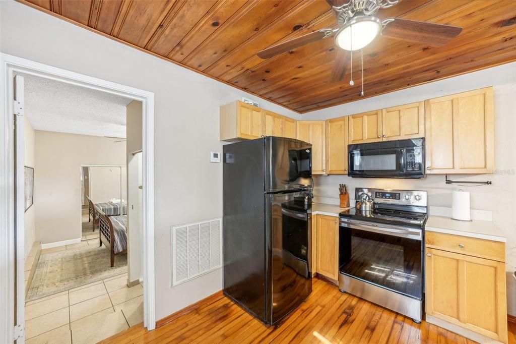 For Sale: $294,900 (2 beds, 1 baths, 843 Square Feet)