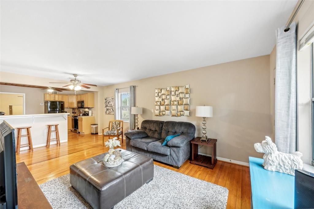 For Sale: $294,900 (2 beds, 1 baths, 843 Square Feet)