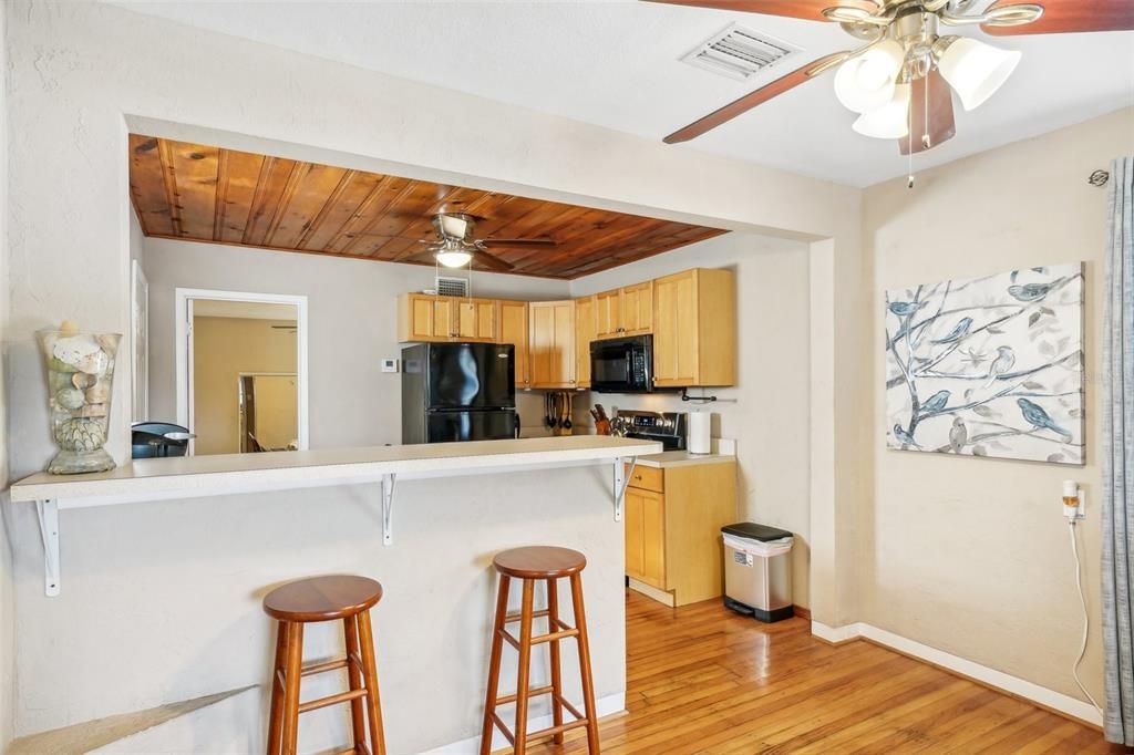 For Sale: $294,900 (2 beds, 1 baths, 843 Square Feet)