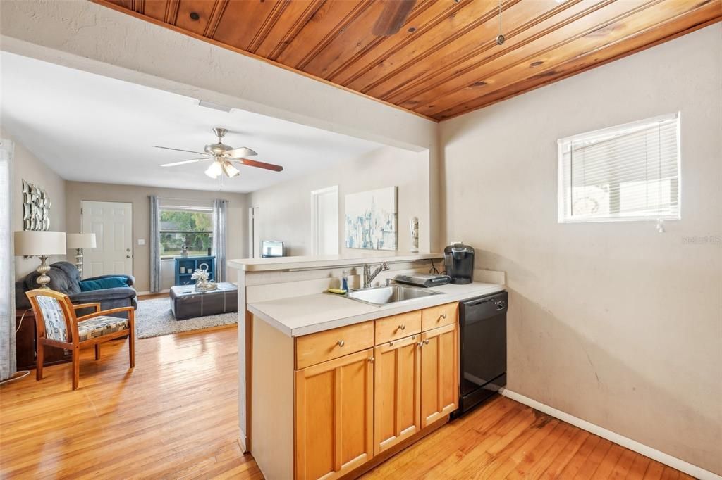 For Sale: $294,900 (2 beds, 1 baths, 843 Square Feet)