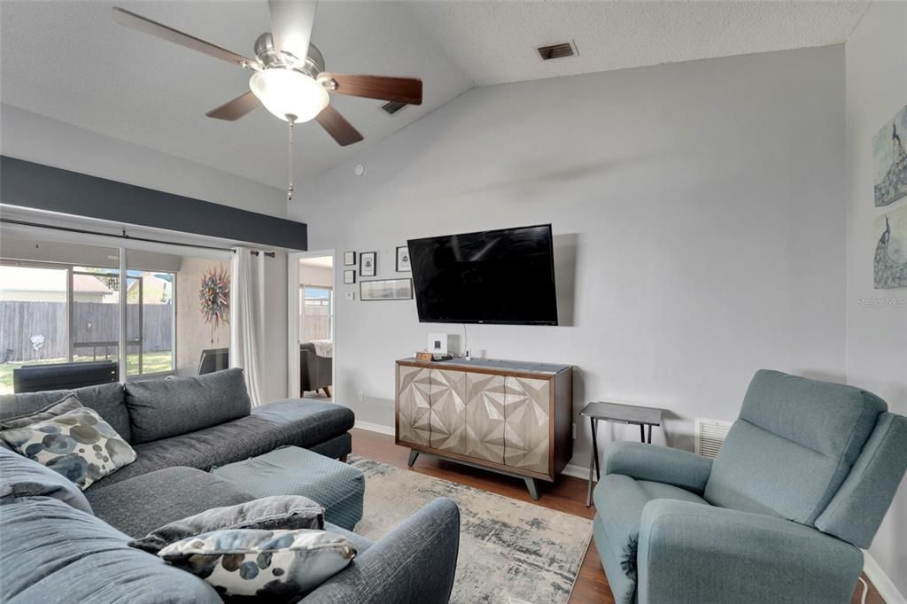 Active With Contract: $329,900 (3 beds, 2 baths, 1368 Square Feet)