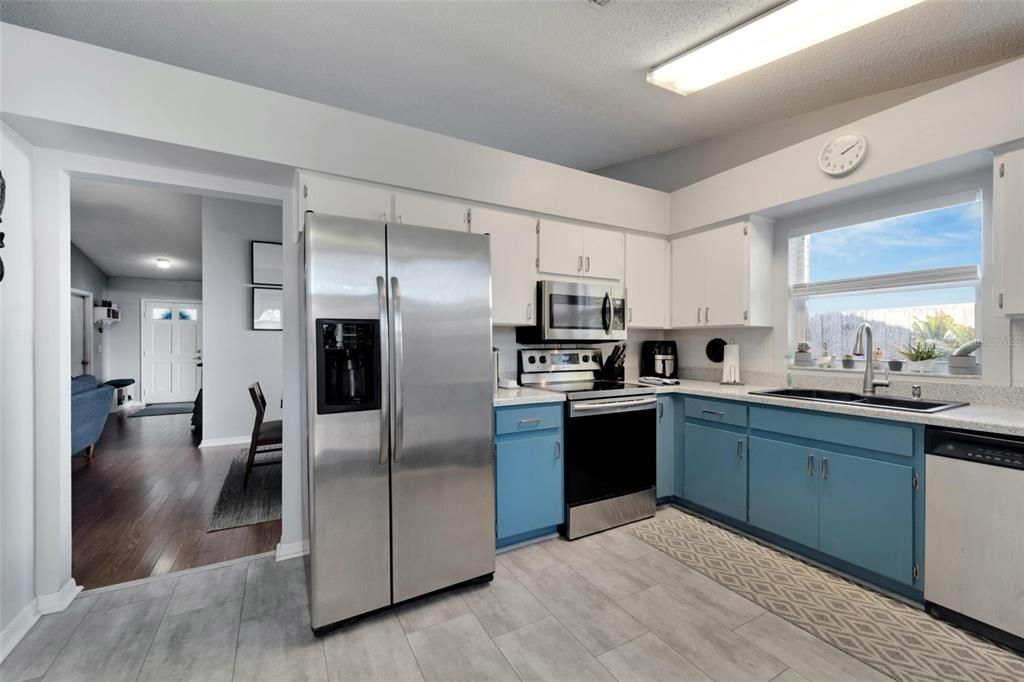 Active With Contract: $329,900 (3 beds, 2 baths, 1368 Square Feet)