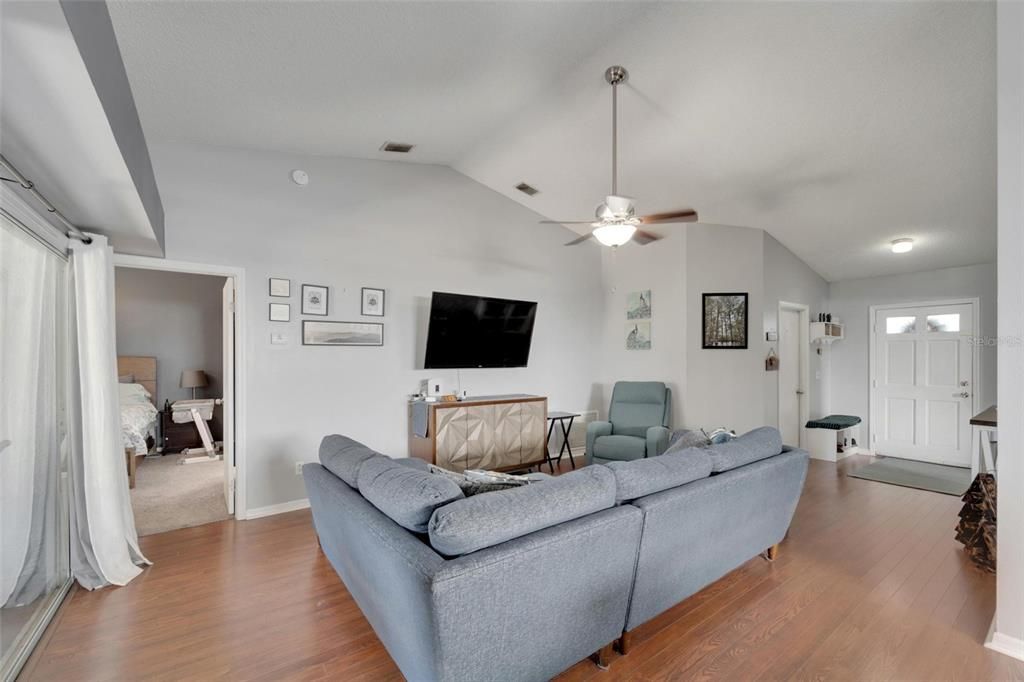 Active With Contract: $329,900 (3 beds, 2 baths, 1368 Square Feet)