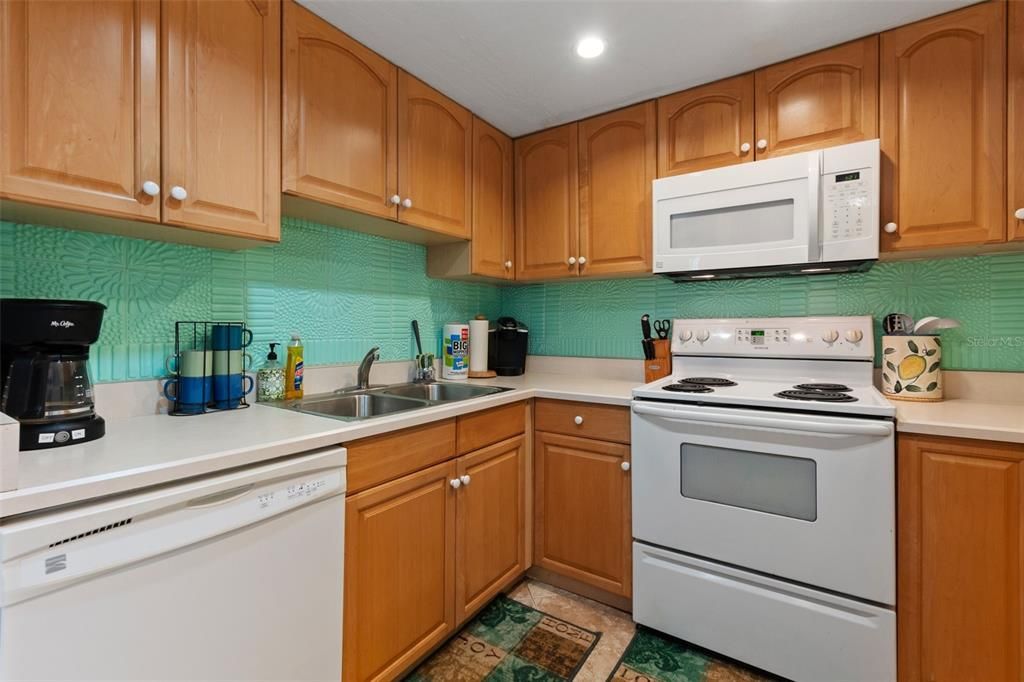 For Sale: $379,000 (2 beds, 2 baths, 1437 Square Feet)
