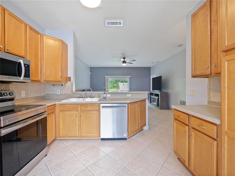 Active With Contract: $349,900 (3 beds, 2 baths, 1154 Square Feet)