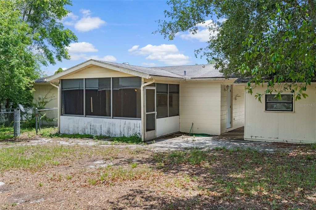 For Sale: $219,000 (2 beds, 1 baths, 880 Square Feet)