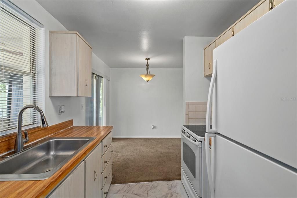 For Sale: $219,000 (2 beds, 1 baths, 880 Square Feet)