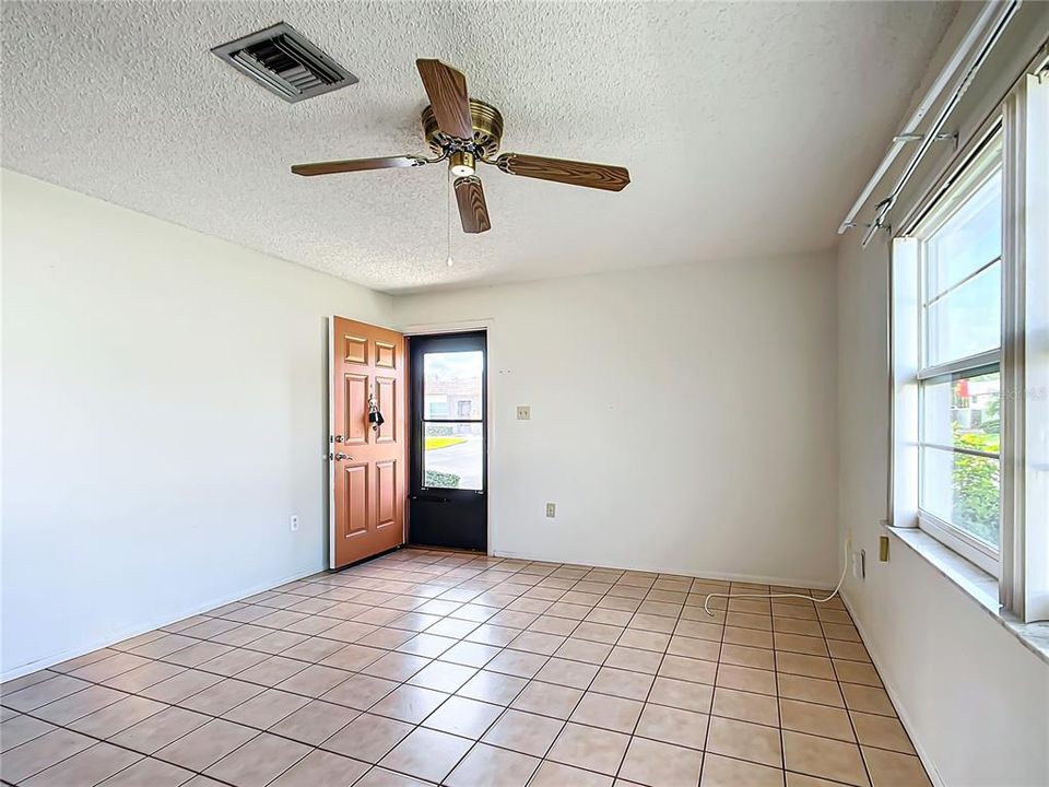 For Sale: $105,000 (2 beds, 1 baths, 825 Square Feet)