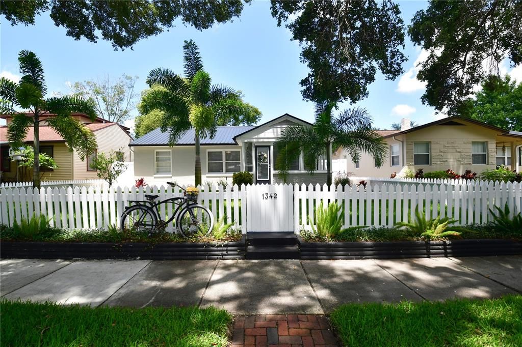 Active With Contract: $600,000 (3 beds, 1 baths, 1226 Square Feet)