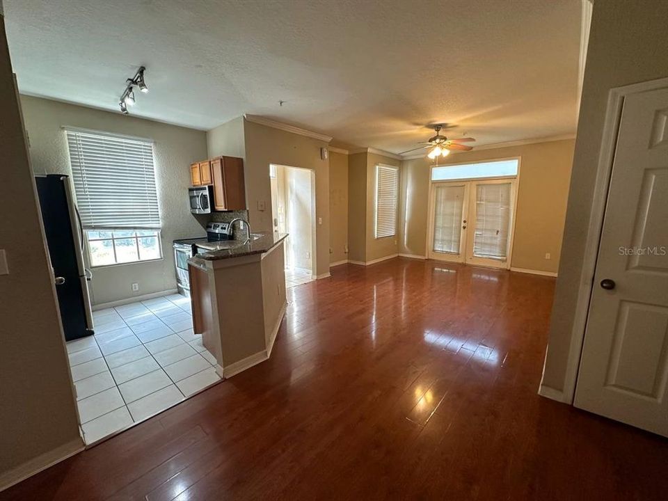 For Rent: $1,350 (1 beds, 1 baths, 794 Square Feet)