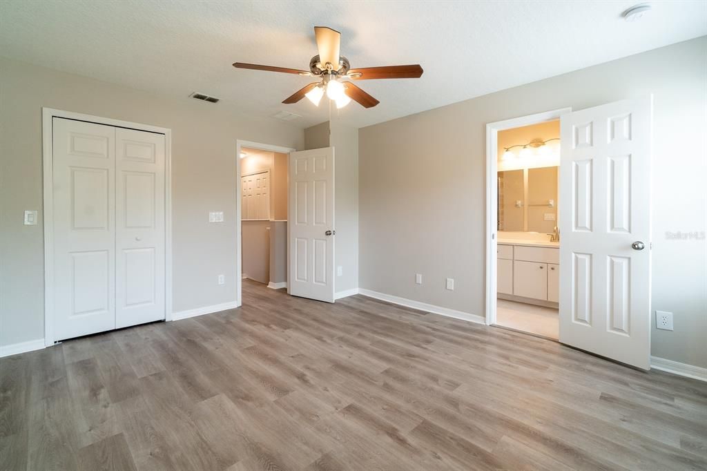 primary bedroom with en suite full bathroom