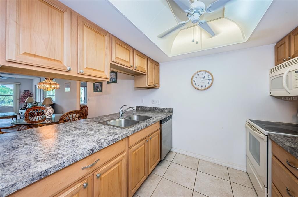 For Sale: $230,000 (2 beds, 1 baths, 980 Square Feet)
