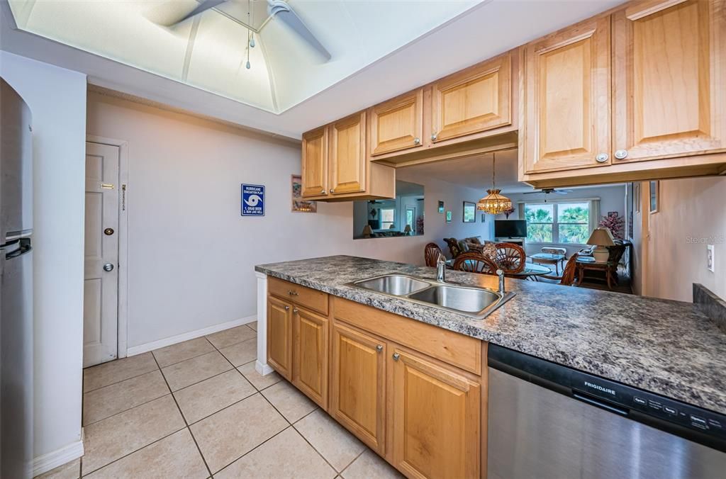 For Sale: $230,000 (2 beds, 1 baths, 980 Square Feet)