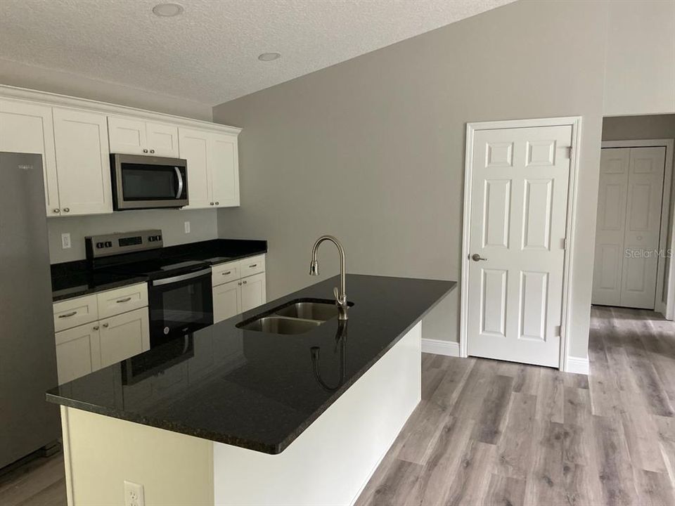 Active With Contract: $259,900 (3 beds, 2 baths, 1438 Square Feet)