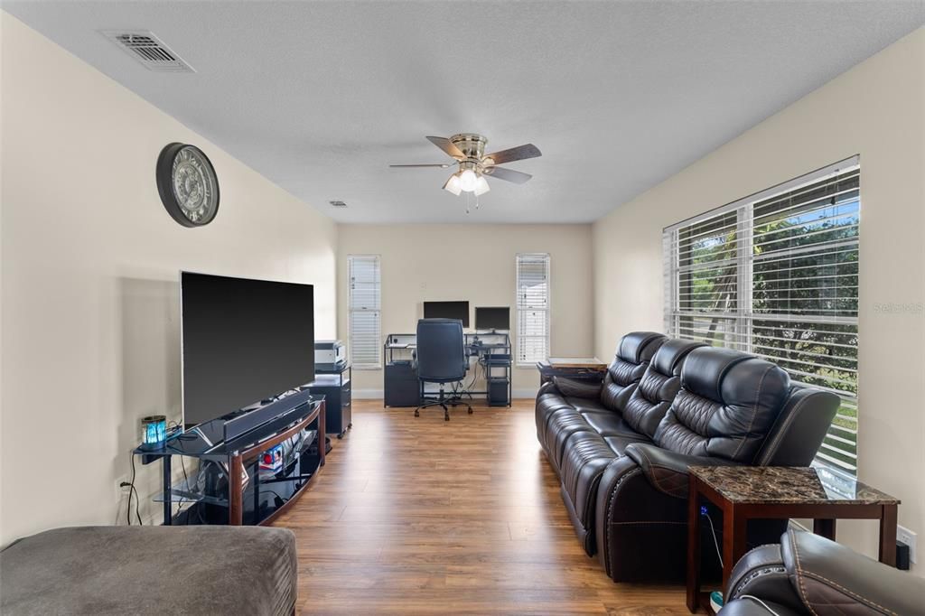 Active With Contract: $325,000 (3 beds, 2 baths, 1428 Square Feet)