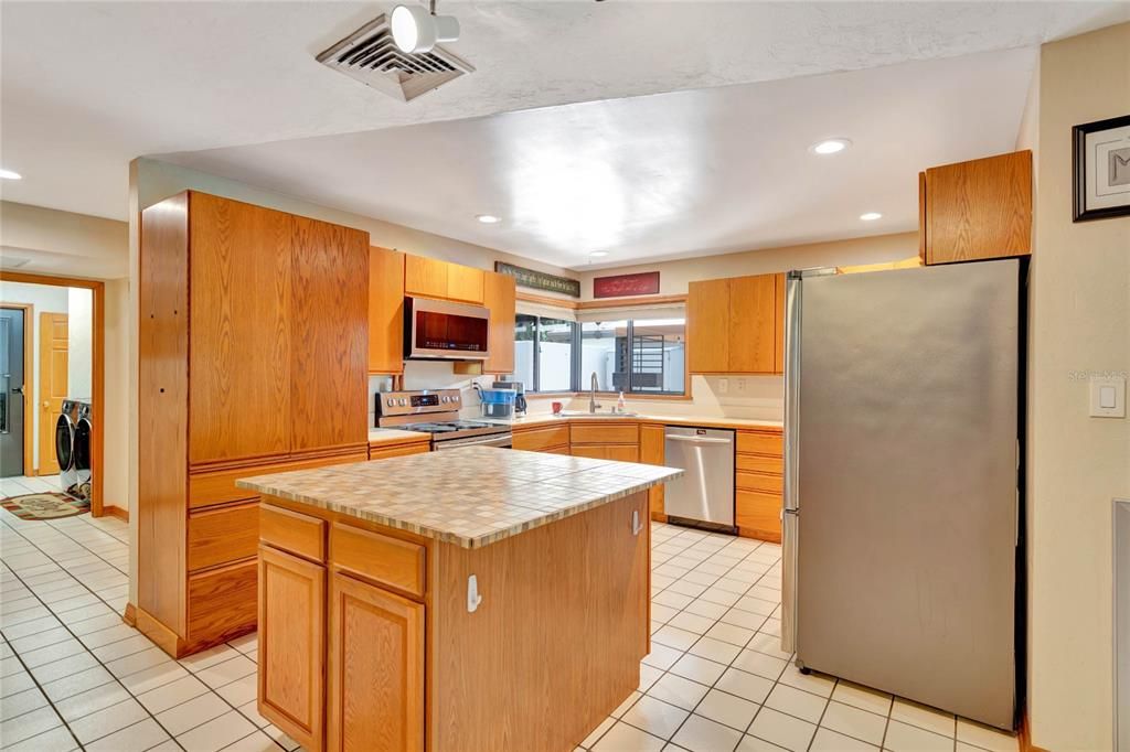 For Sale: $334,900 (2 beds, 2 baths, 2604 Square Feet)