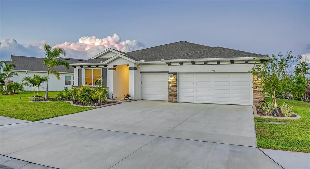 Active With Contract: $579,990 (4 beds, 3 baths, 2828 Square Feet)