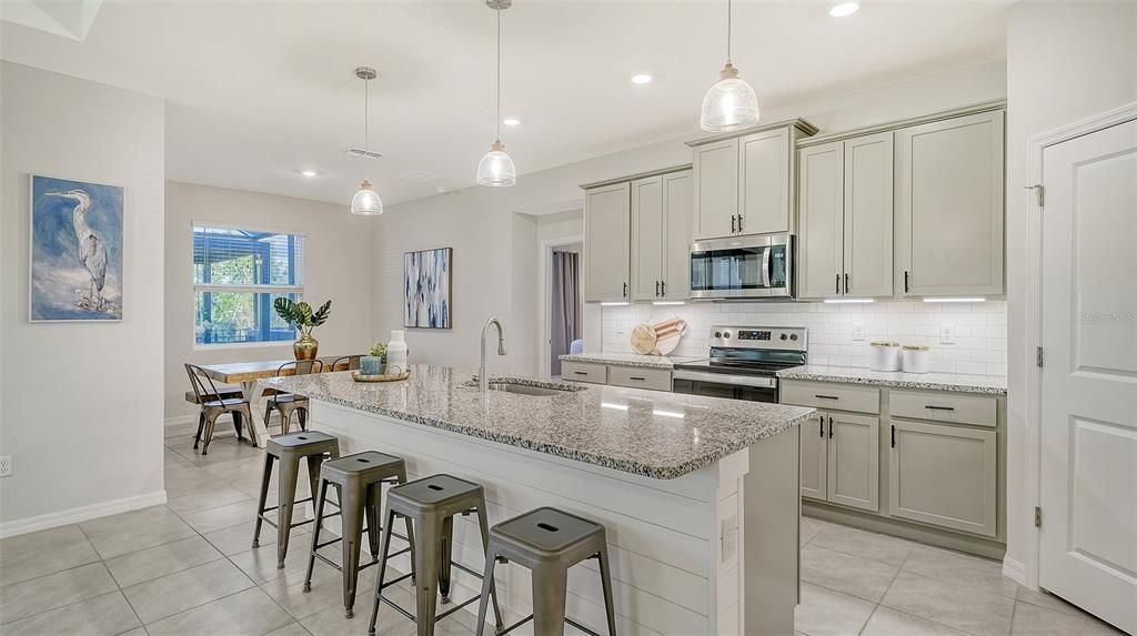 Active With Contract: $579,990 (4 beds, 3 baths, 2828 Square Feet)