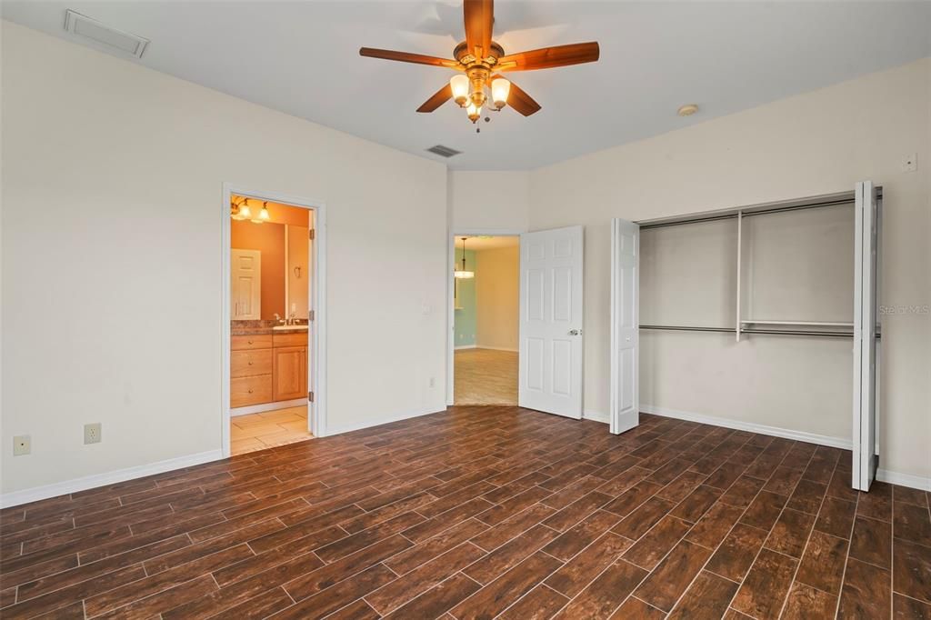 For Sale: $250,000 (3 beds, 2 baths, 1368 Square Feet)