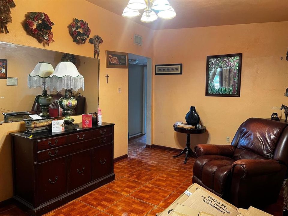 For Sale: $214,500 (3 beds, 1 baths, 1064 Square Feet)