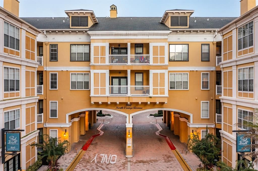 Active With Contract: $289,900 (2 beds, 2 baths, 1070 Square Feet)