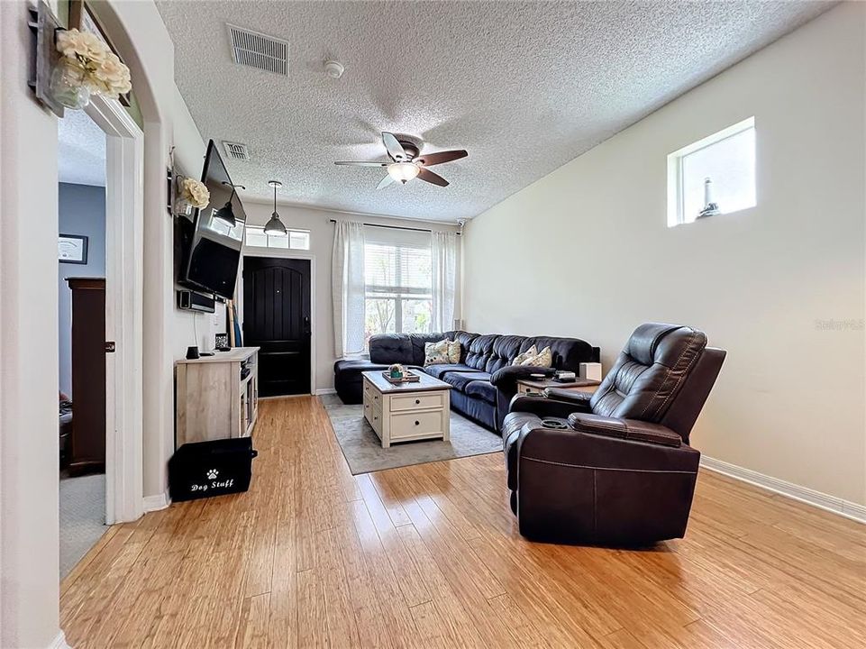 For Sale: $375,000 (3 beds, 3 baths, 1376 Square Feet)