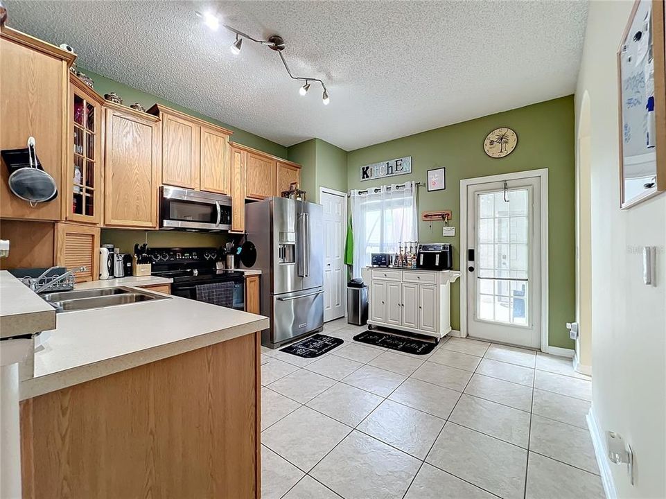 For Sale: $375,000 (3 beds, 3 baths, 1376 Square Feet)