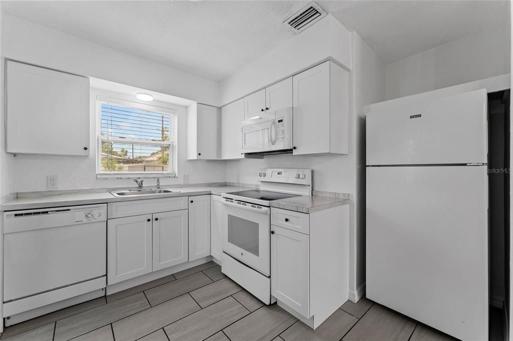 For Sale: $355,900 (2 beds, 1 baths, 926 Square Feet)