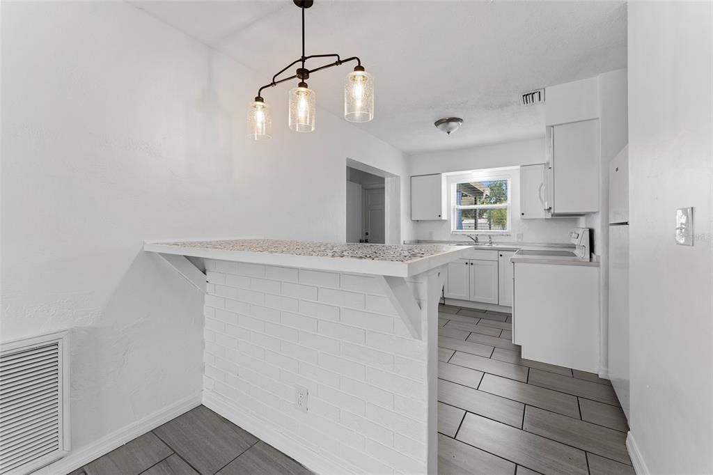 For Sale: $355,900 (2 beds, 1 baths, 926 Square Feet)