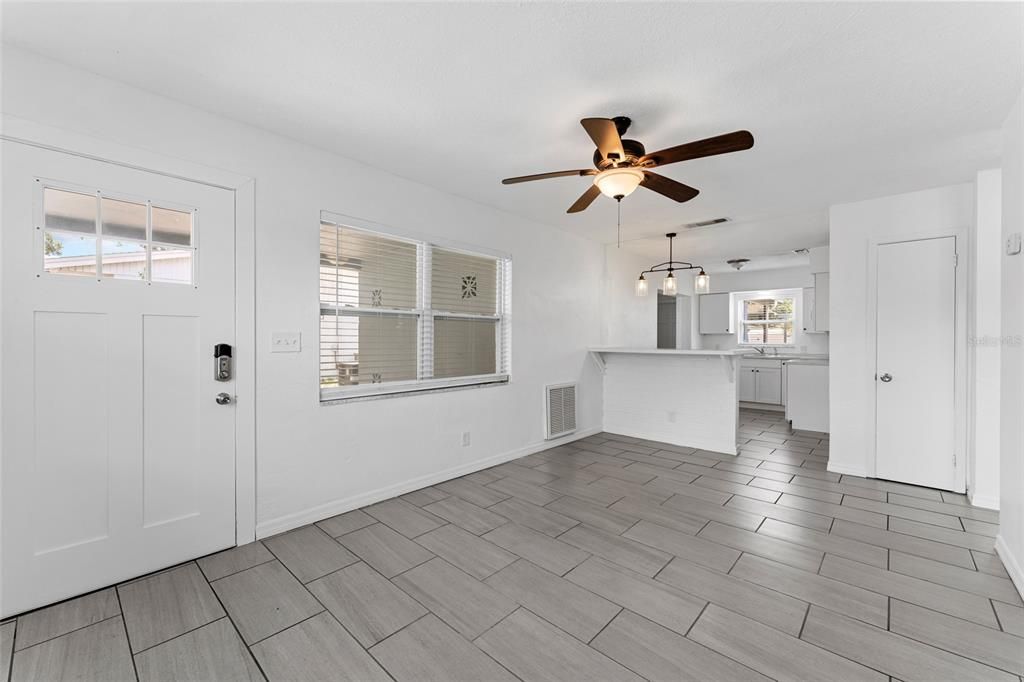 For Sale: $355,900 (2 beds, 1 baths, 926 Square Feet)