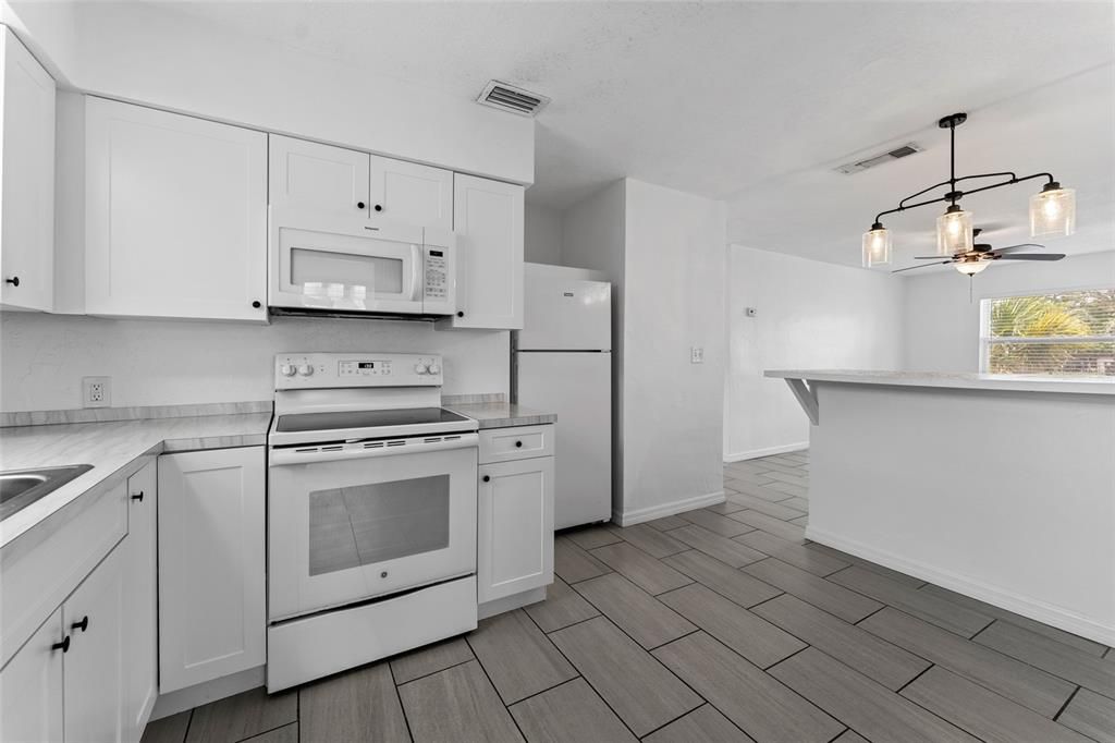 For Sale: $355,900 (2 beds, 1 baths, 926 Square Feet)