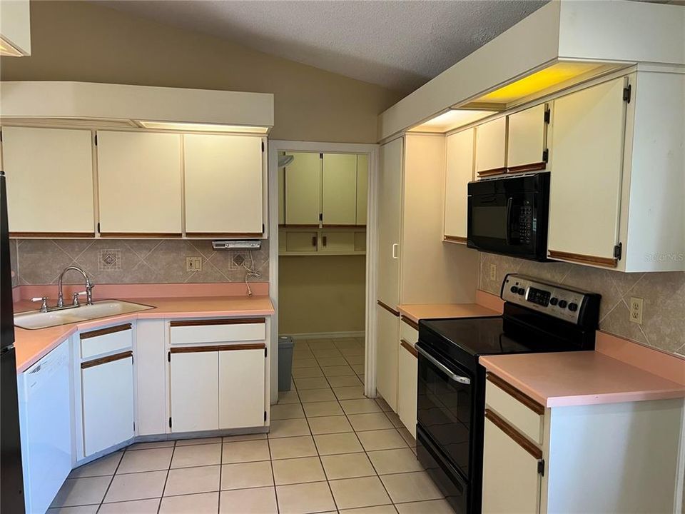 Recently Rented: $2,200 (3 beds, 2 baths, 1449 Square Feet)