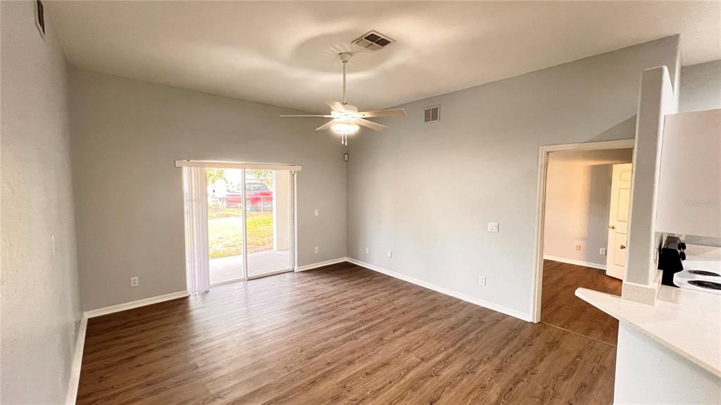 Recently Rented: $2,050 (3 beds, 2 baths, 1307 Square Feet)