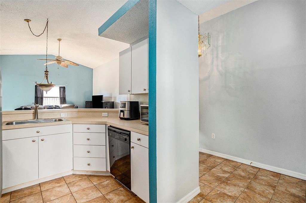 For Sale: $265,000 (3 beds, 2 baths, 1198 Square Feet)