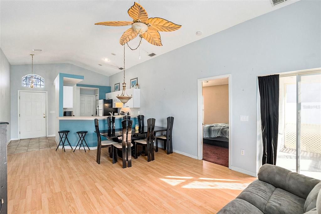 For Sale: $265,000 (3 beds, 2 baths, 1198 Square Feet)