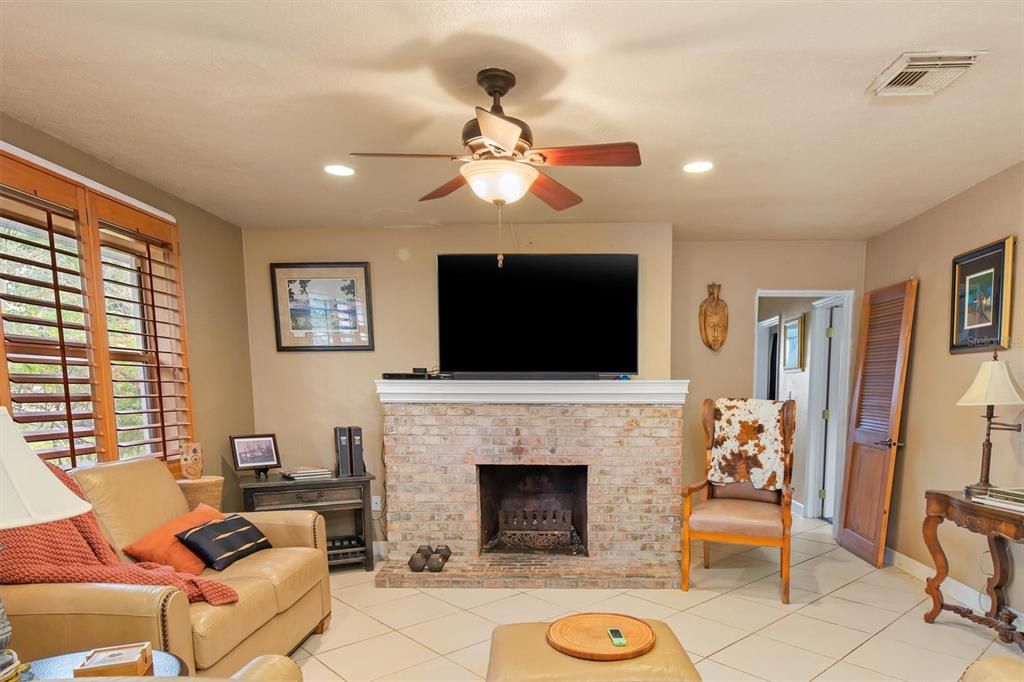 Active With Contract: $335,000 (4 beds, 2 baths, 1248 Square Feet)