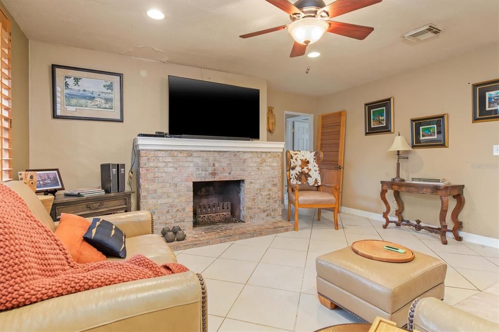 Active With Contract: $335,000 (4 beds, 2 baths, 1248 Square Feet)