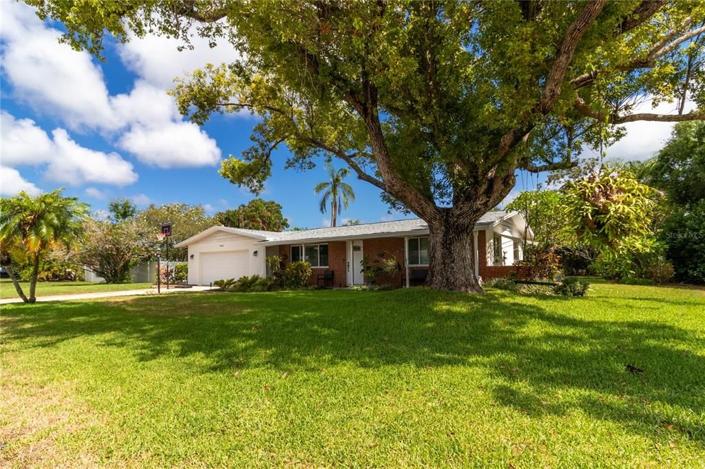 For Sale: $489,000 (3 beds, 2 baths, 1976 Square Feet)