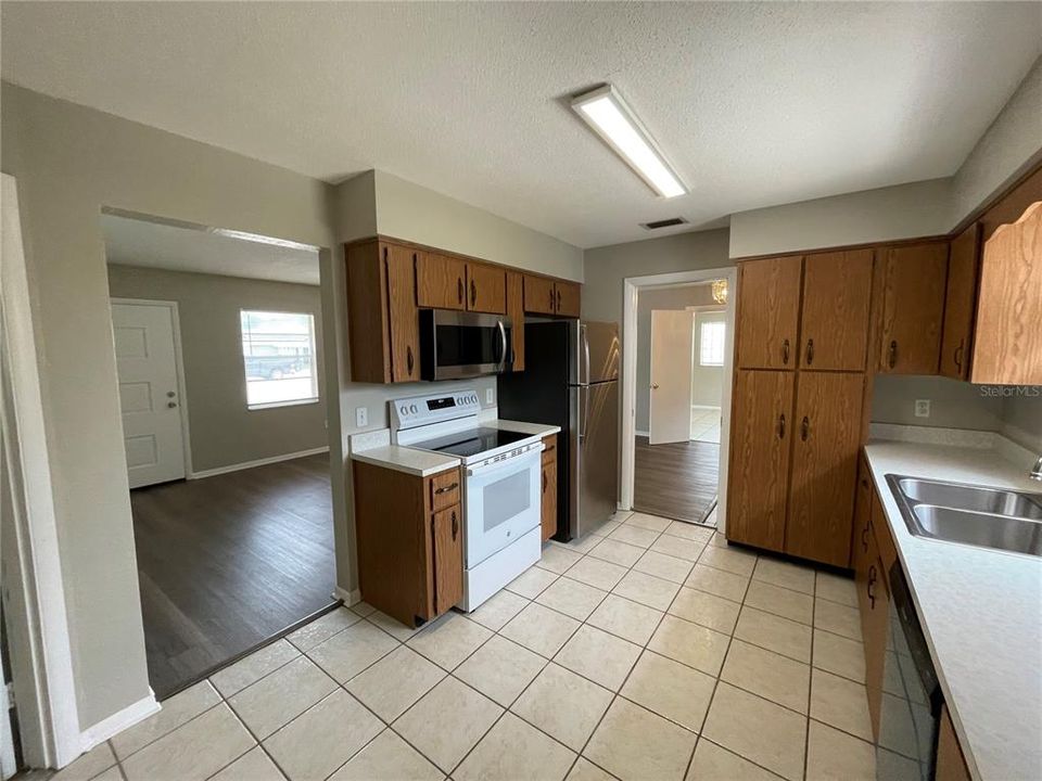 For Rent: $1,899 (3 beds, 2 baths, 1426 Square Feet)