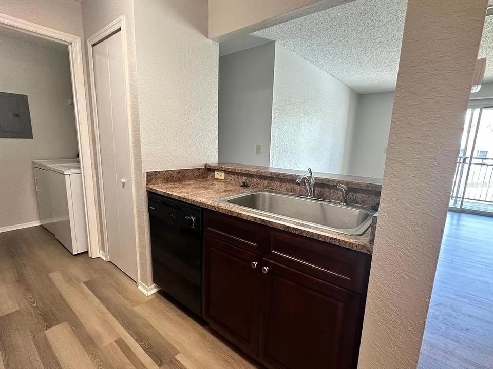 For Rent: $1,600 (2 beds, 2 baths, 950 Square Feet)