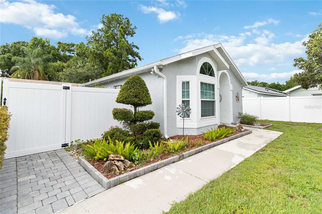 Active With Contract: $299,900 (3 beds, 2 baths, 1069 Square Feet)