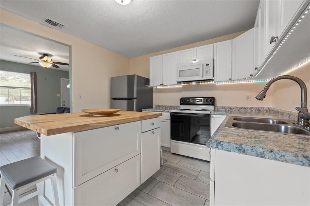 For Sale: $235,000 (2 beds, 1 baths, 835 Square Feet)