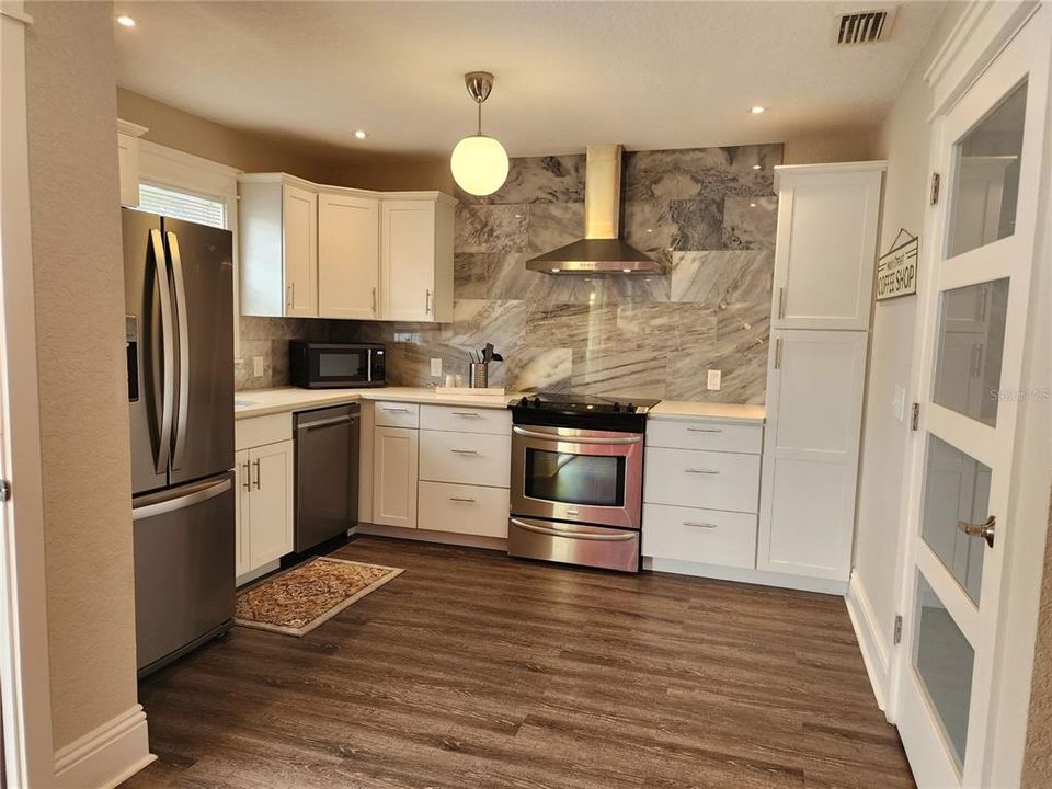 For Rent: $2,575 (3 beds, 2 baths, 916 Square Feet)