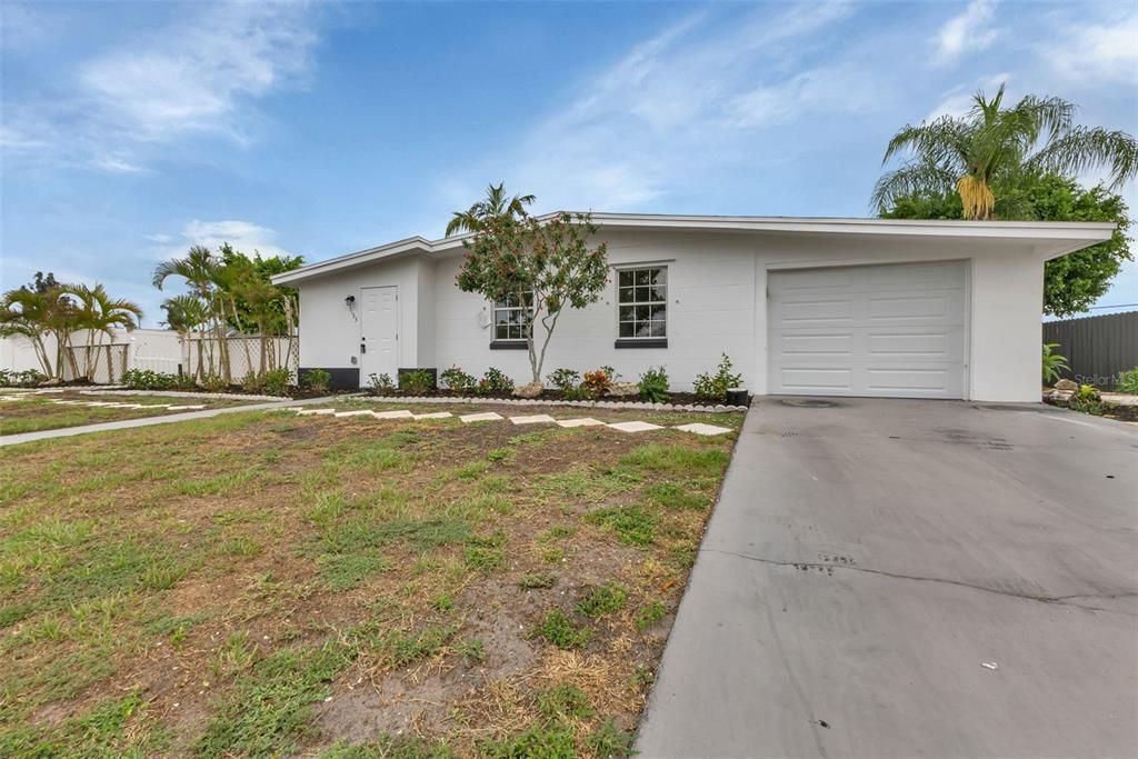 For Sale: $249,900 (3 beds, 2 baths, 1054 Square Feet)