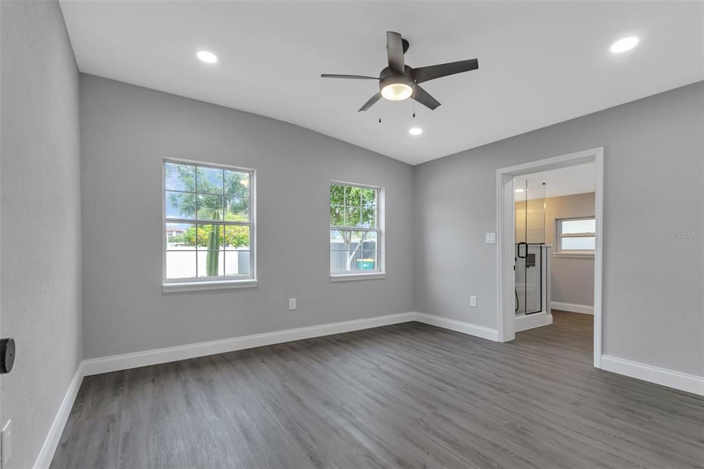 Active With Contract: $239,900 (3 beds, 2 baths, 1054 Square Feet)