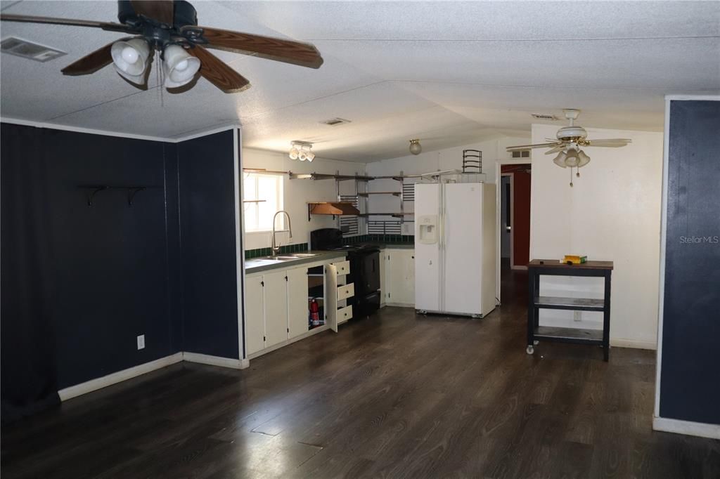 For Sale: $199,900 (3 beds, 2 baths, 1216 Square Feet)