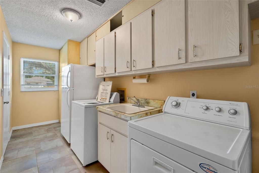 For Sale: $299,000 (2 beds, 2 baths, 1740 Square Feet)